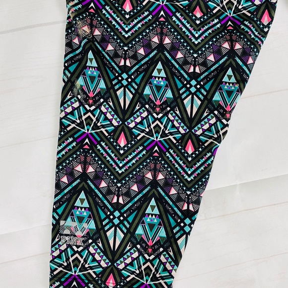 VS Pink Ultimate Capri Yoga Pants M - Picture 7 of 9